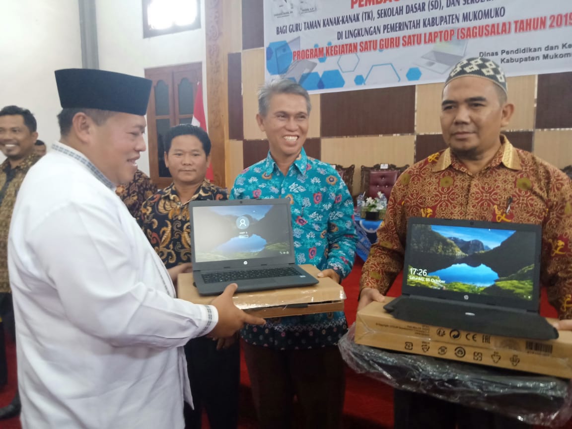 Tunjang Kinerja Guru, Pemkab Bagi-bagi Laptop Gratis