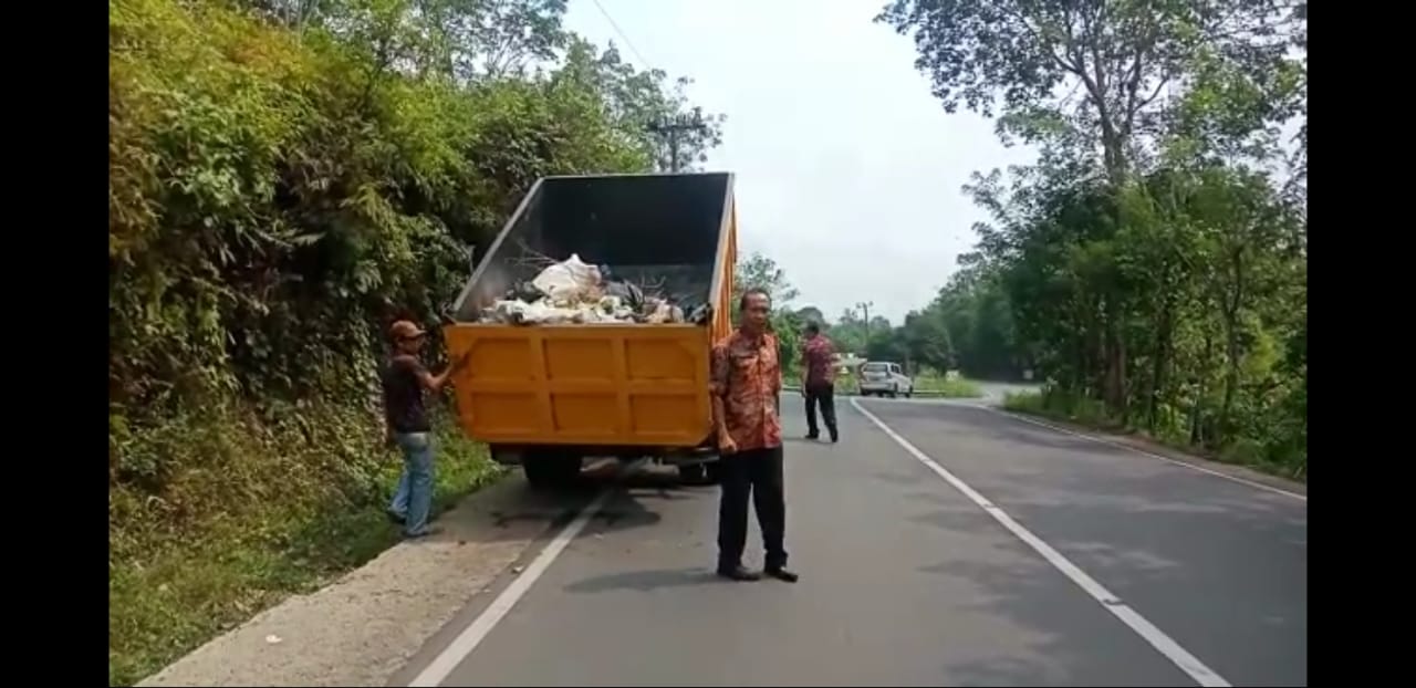 DLH Bersihkan Sampah Sepanjang Jalan Lintas