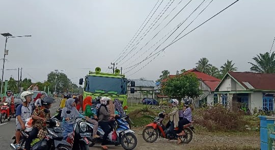 Hindari Razia, Emak-emak Pilih Lewat Jalan Pantai