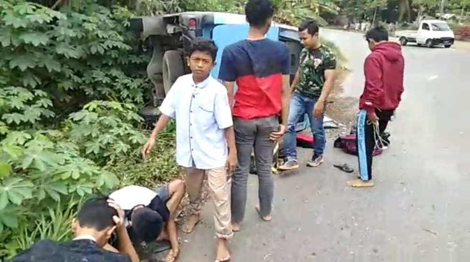 Berisikan 14 Orang, Mobil Rombongan Atlet Silat Terbalik