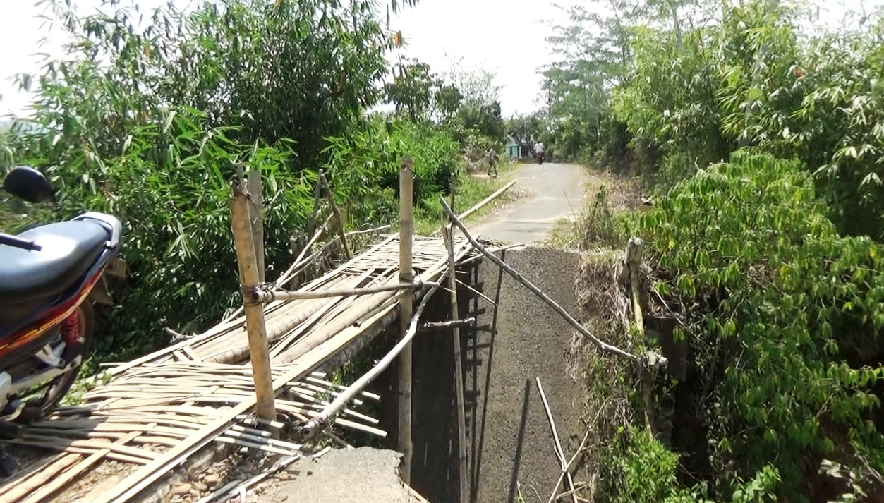 Warga Suka Datang Harapkan Jembatan Baru