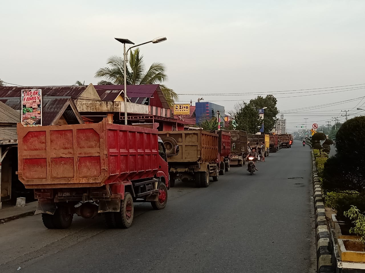 Antrean Panjang Truk Hiasi SPBU Bandaratu Setiap Hari