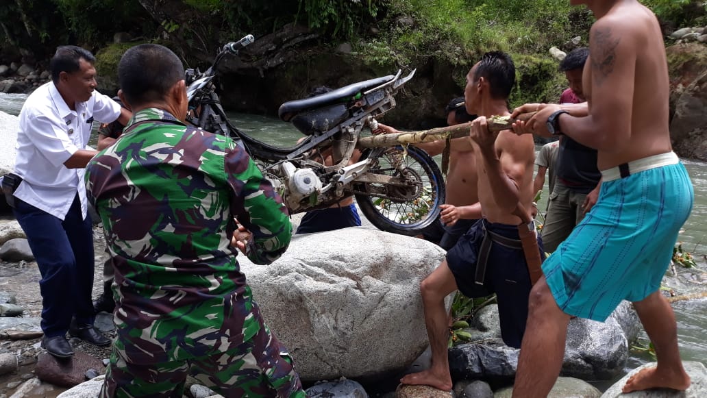 Tertimpa Pohon, Jembatan Central Produksi Ambruk