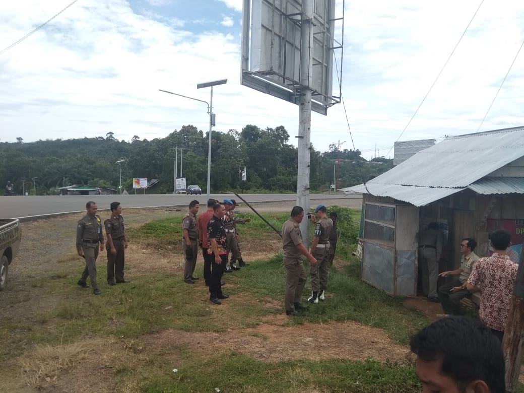 Satpol PP Warning Enam Warung di Simpang Enam Tais