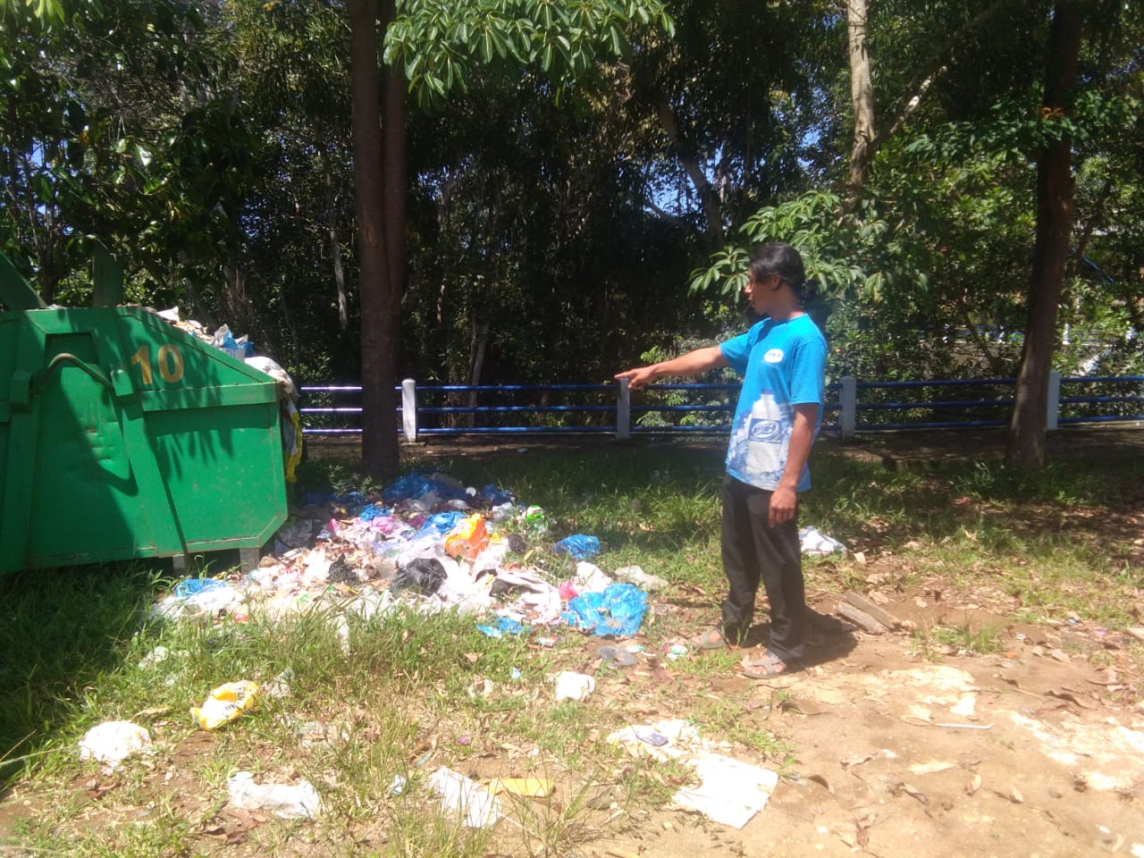 Pedagang Keluhkan Sampah di Danau Nibung