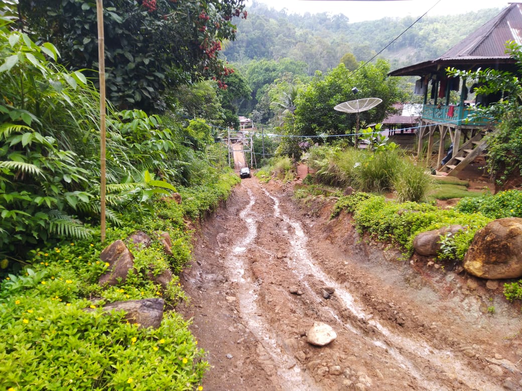 Jalan Menuju Desa Cawang Rusak Parah