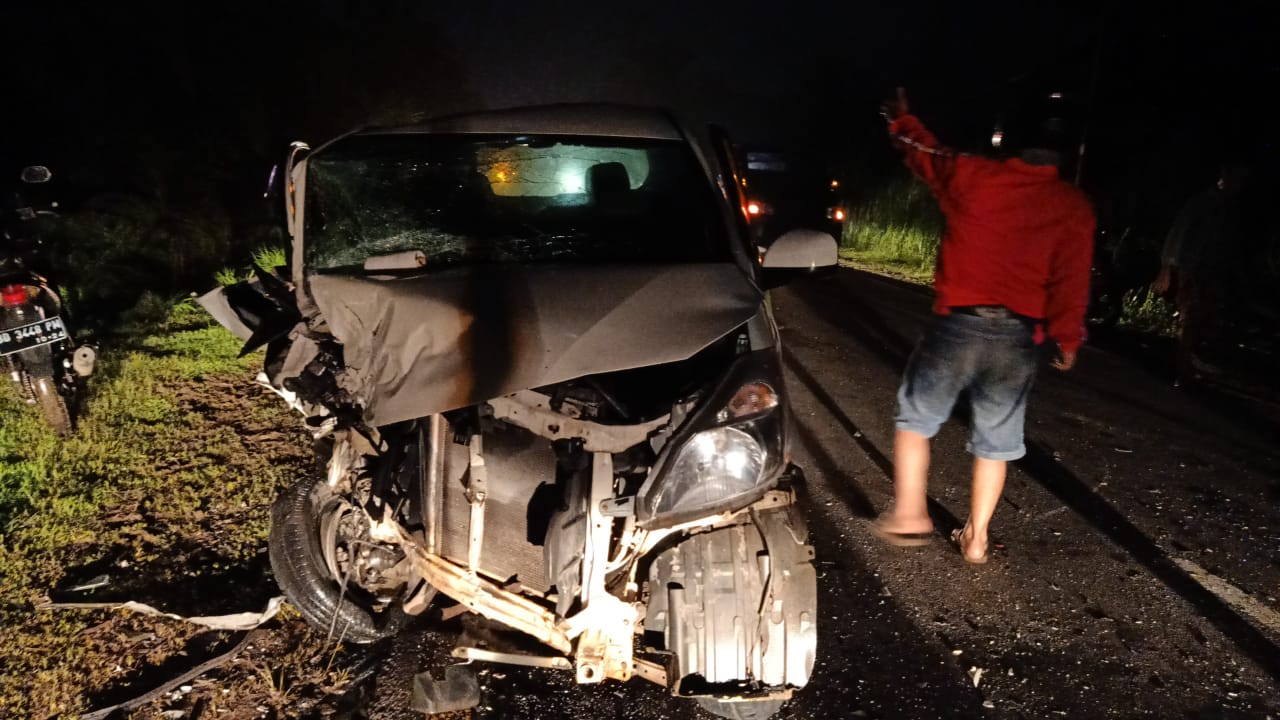 Ngebut, Dua Minibus Beradu Kambing