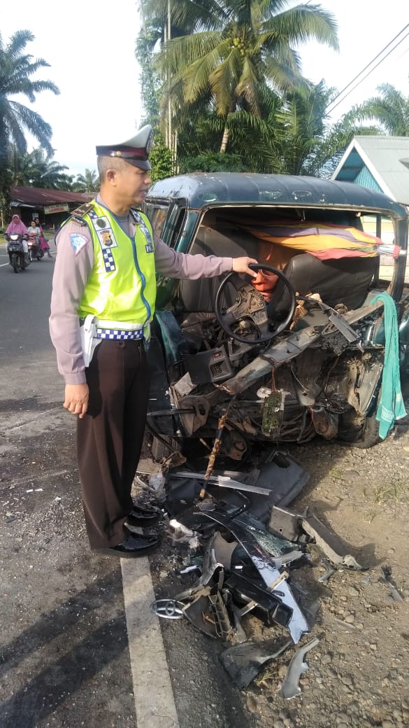 Adu Kambing, Pengemudi Minibus Patah Kaki