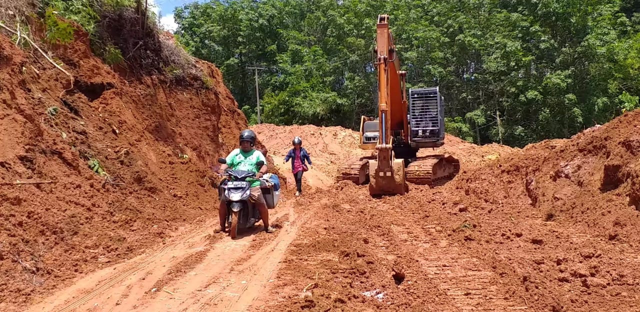 Longsoran Tanah Ancam Pengendara