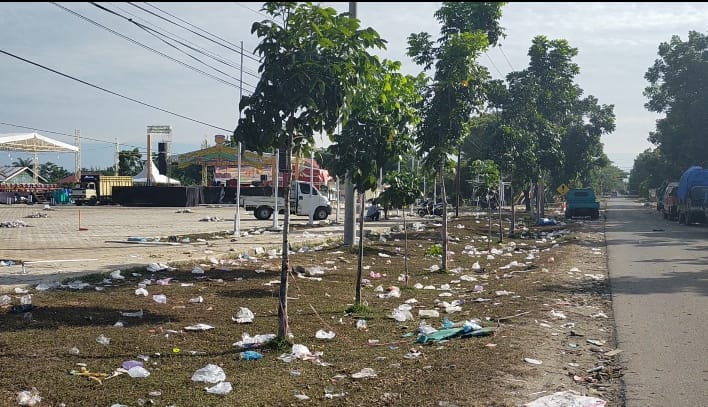 Pasca Perayaan HUT Mukomuko, Sampah Hiasi Lapangan Eks MTQ