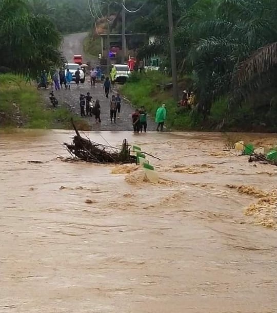 Jalan Menuju PT Sandabi Terendam Banjir