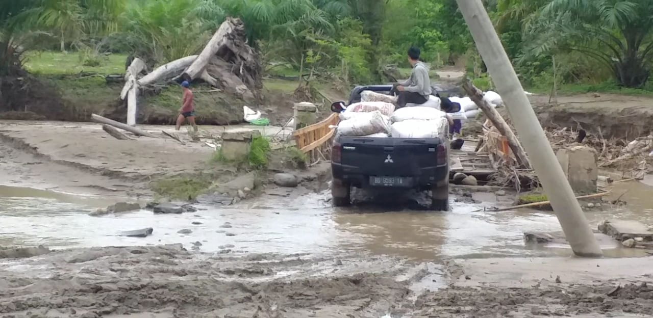 Jalan di Desa Tanjung Raman Rusak Parah, Pemda Benteng Dinilai Pilih Kasih