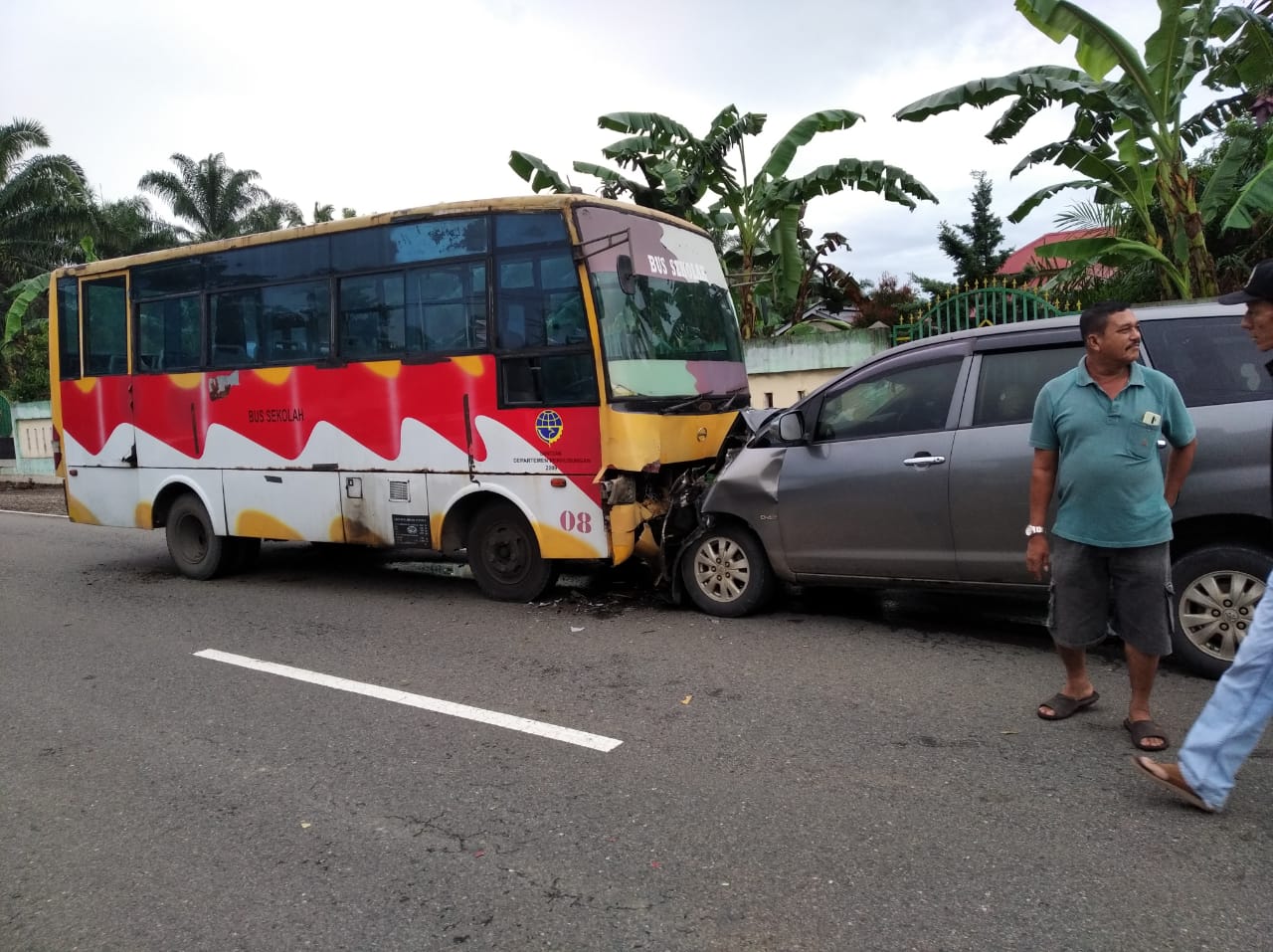 Minibus “Adu Kambing” dengan Bus Sekolah