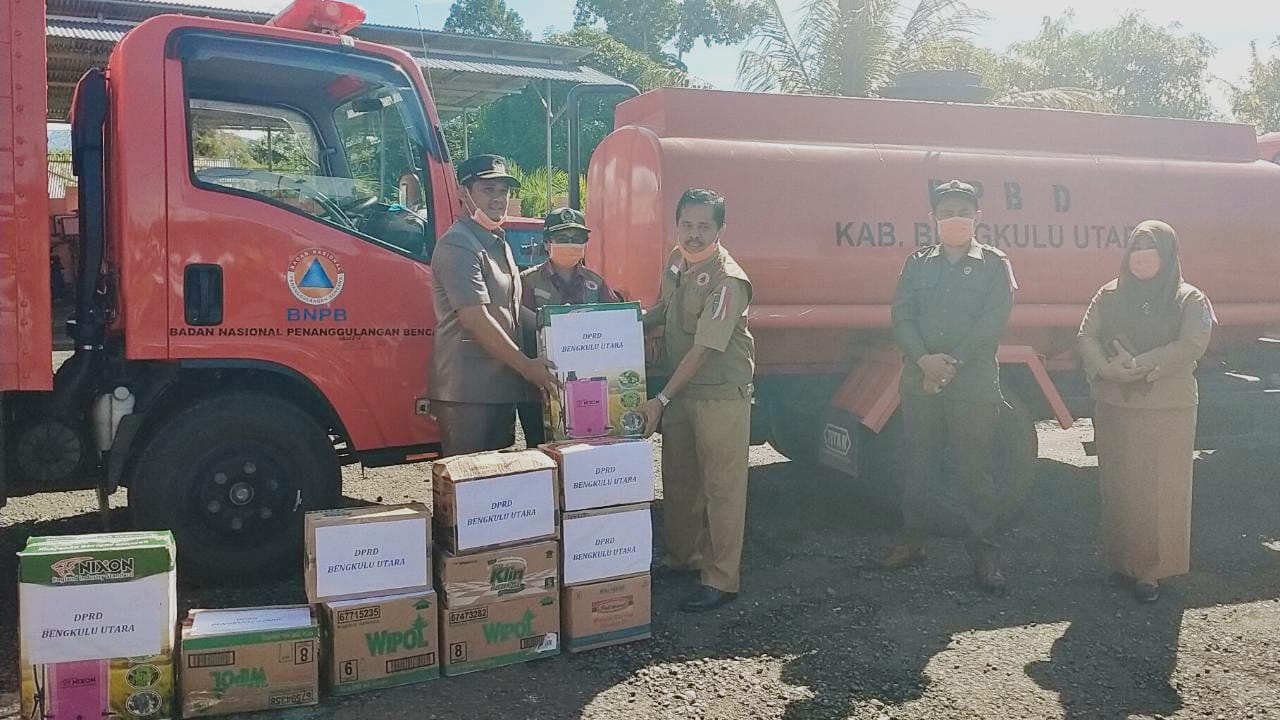 DPRD Bengkulu Utara Berikan Bantuan Alat Disinfektan