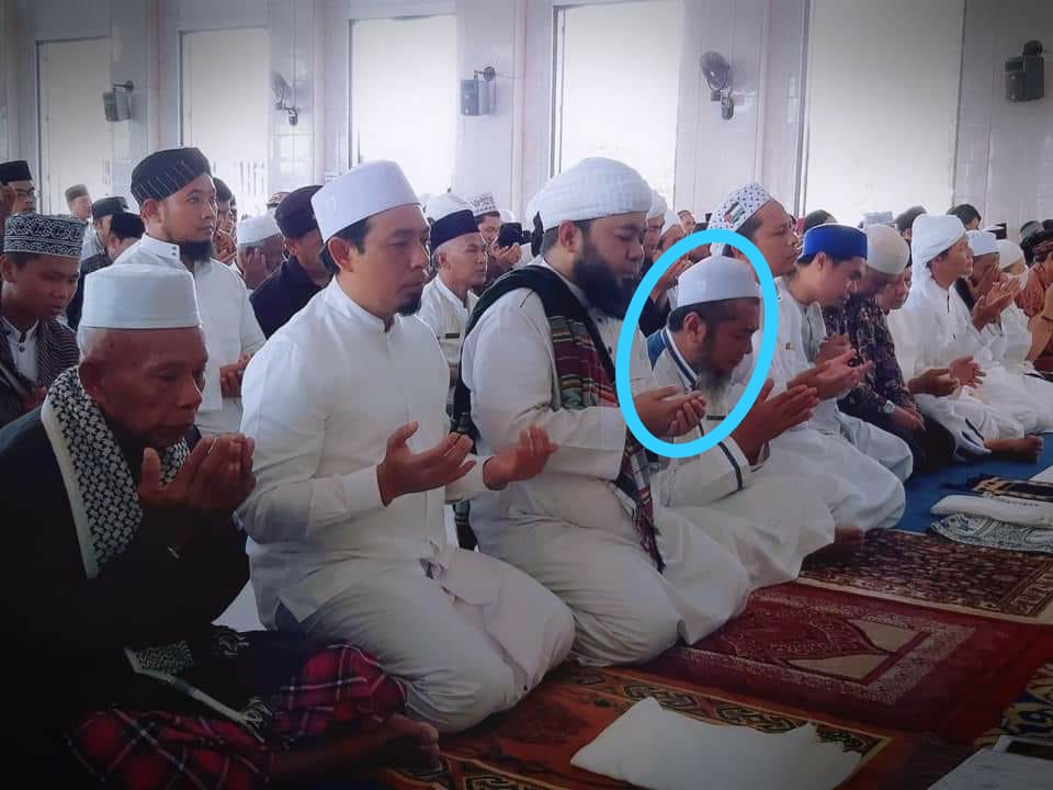 Beredar Foto Hoaks, Pasien Covid-19 Salat Berjamaah Bersama Walikota