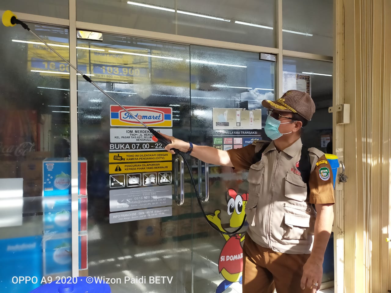 Pemkab Seluma Bersama TNI Polri, Semprotkan Disinfektan