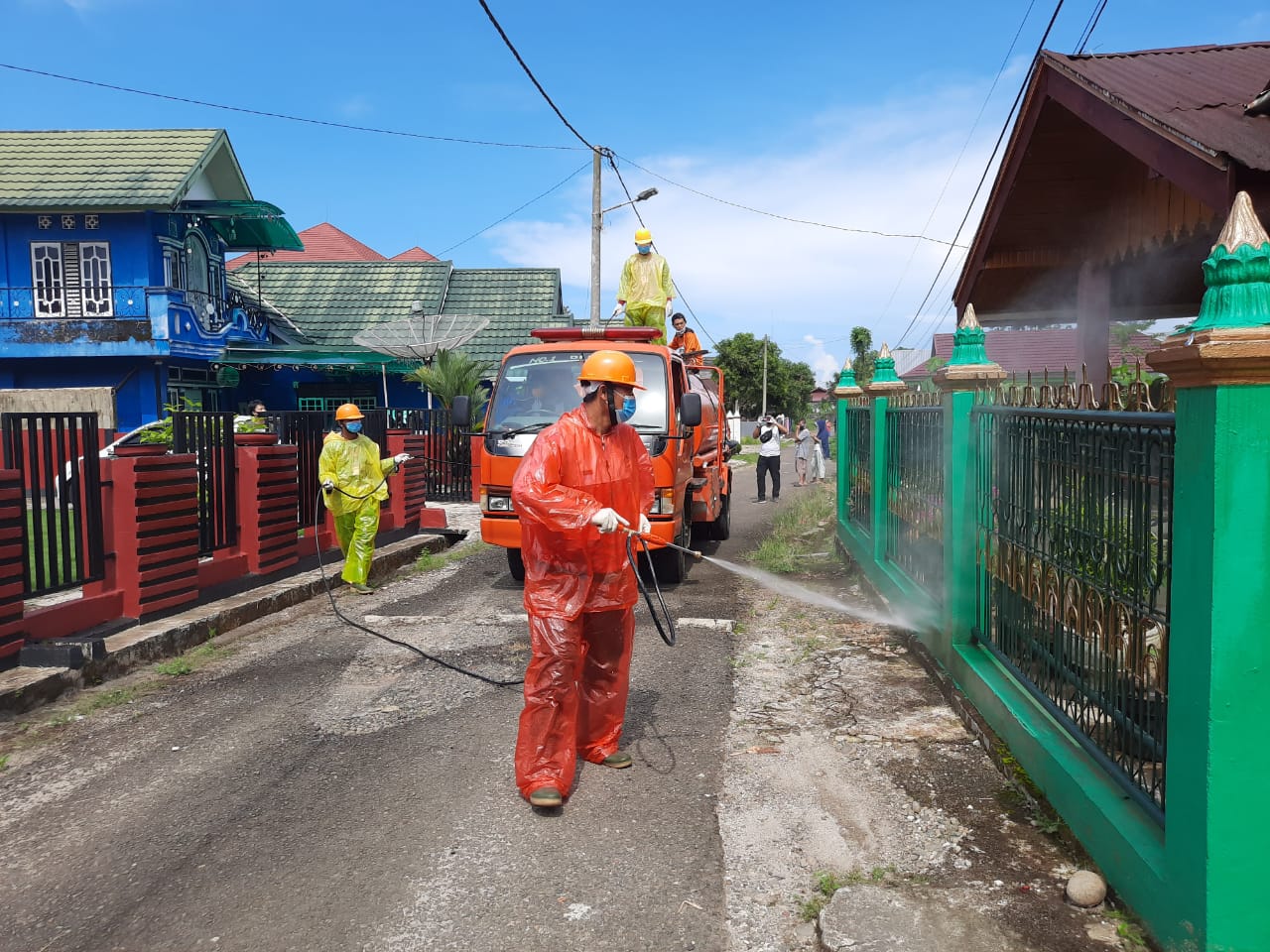 Rumah Pasien Terindikasi Terpapar Covid-19 Disemprot Disinfektan