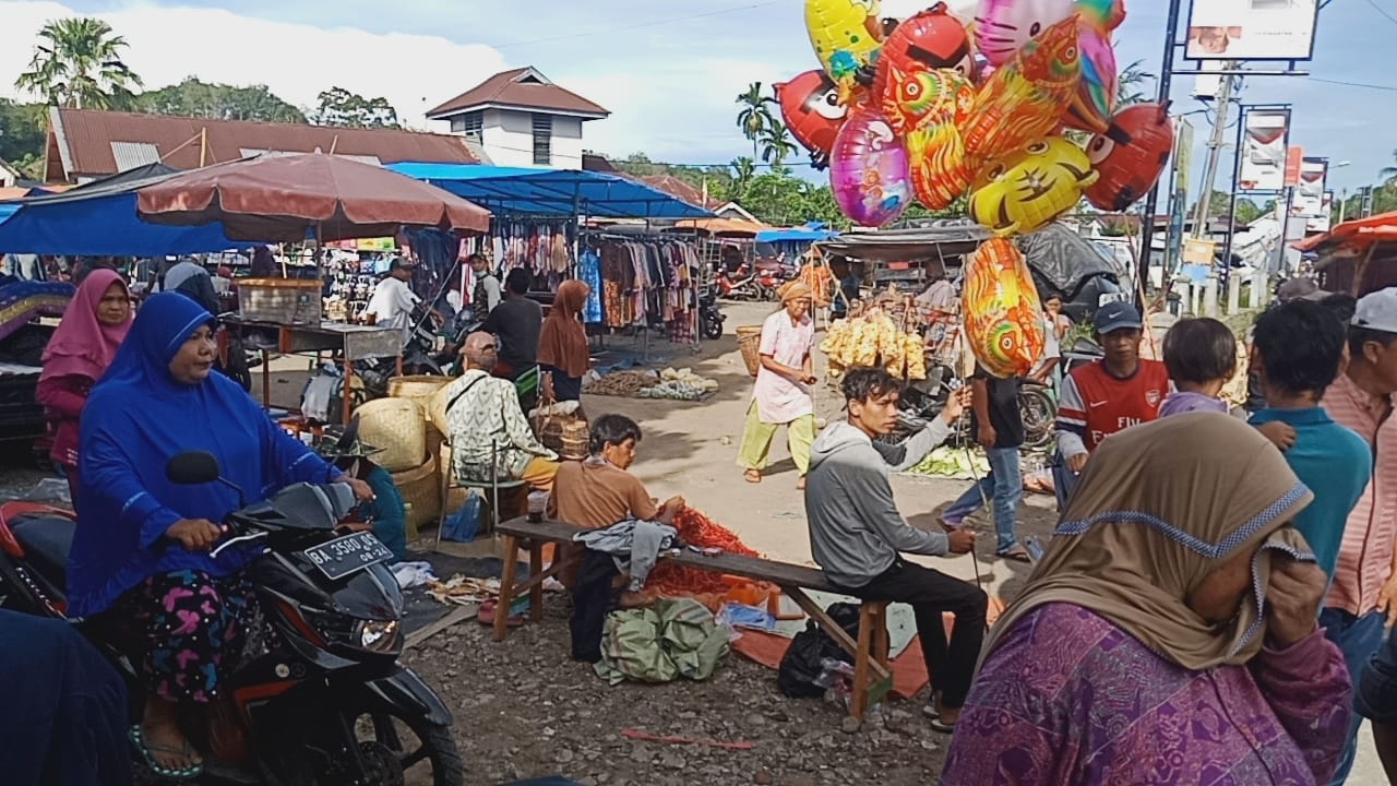 Pasar Mingguan Tetap Buka Warga Benteng Keluhkan Kurangnya pengawasan