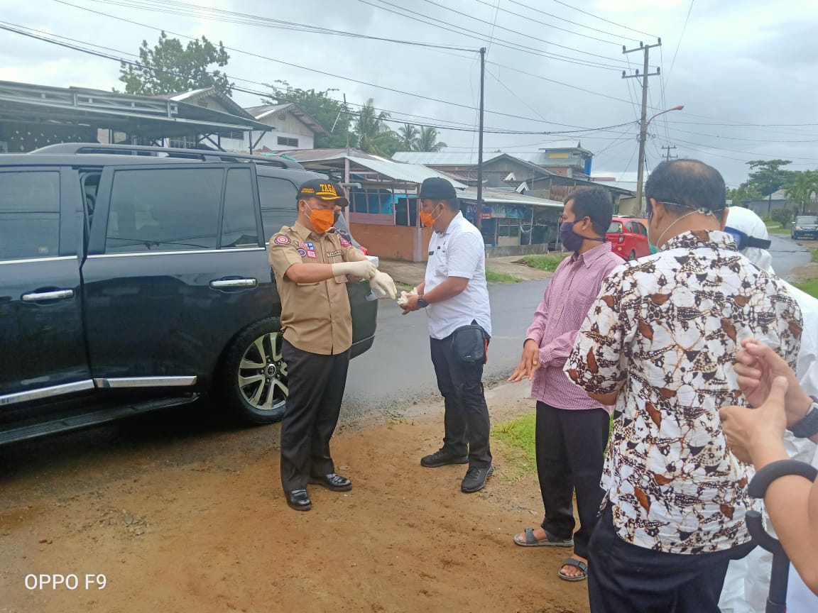 Berikan Support, Gubernur Sambangi Pasien Positif Covid-19