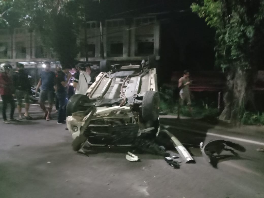 Pengemudi Diduga Mabuk, 1 Unit Mobil Terbalik