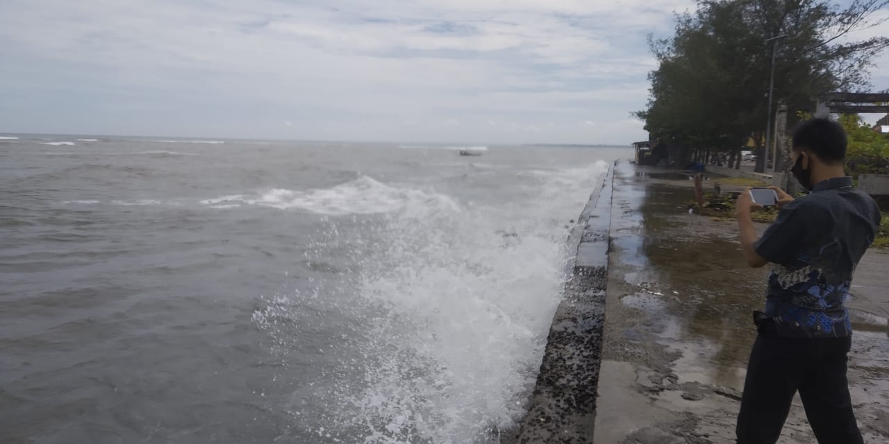 Pasang, Gelombang Laut Hantam Kapal Nelayan