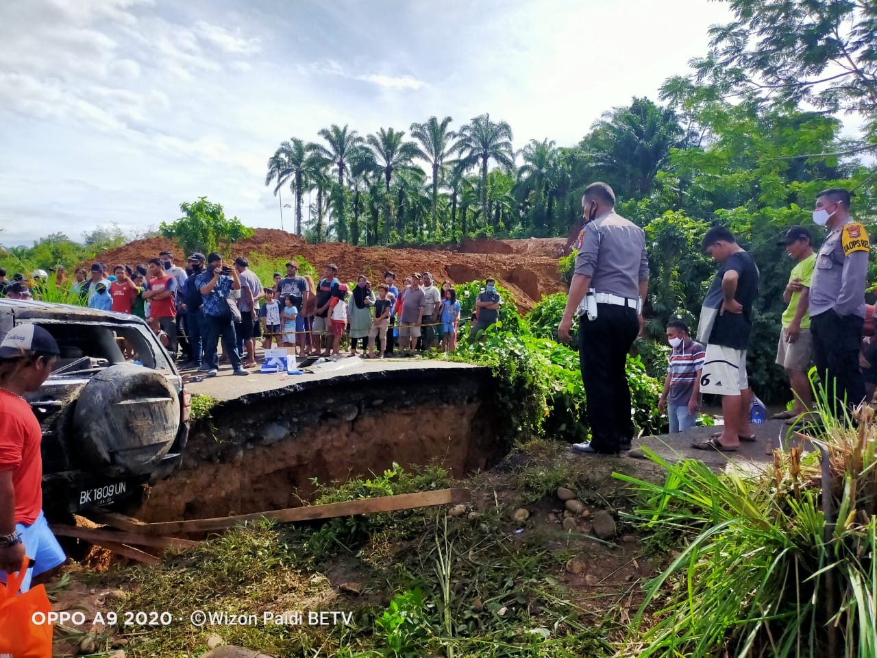 Jalan Amblas, Mobil Isi 1 Keluarga Terperosok di Seluma