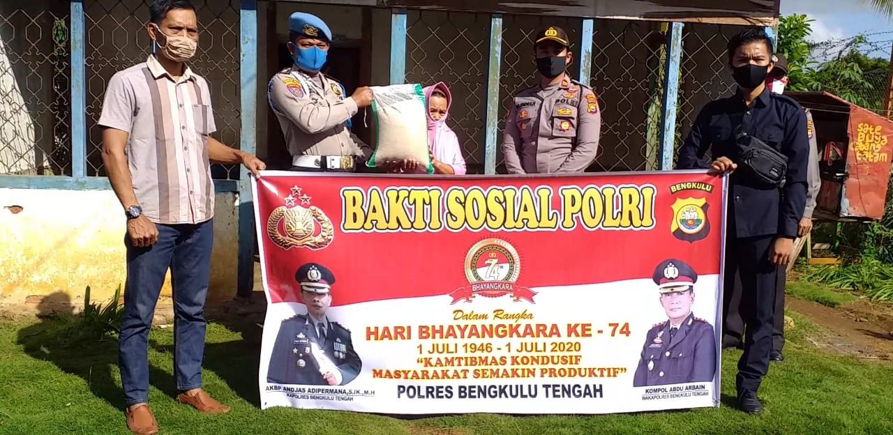 Puncak HUT Bhayangkara ke-74 Polsek Taba Penajung Bagikan Beras