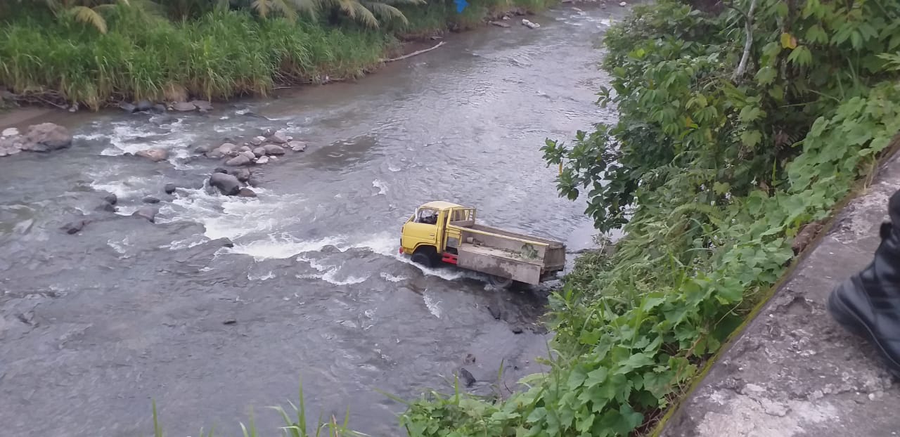 Rem Blong, Truk Proyek Masuk Jurang