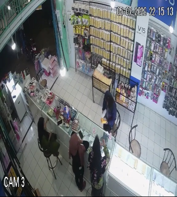 Aksi 2 Pemuda Bawa kabur HP Terekam CCTV