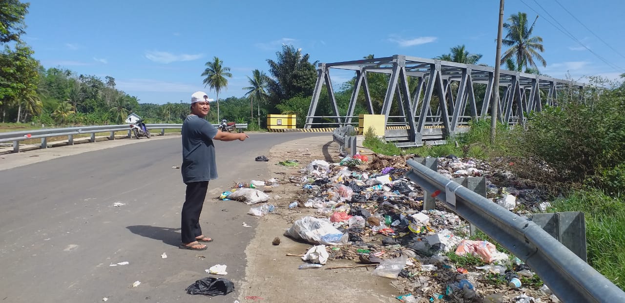 Sampah Berserakan di Jalan Masuk Kawasan Perkantoran Renah Semanek