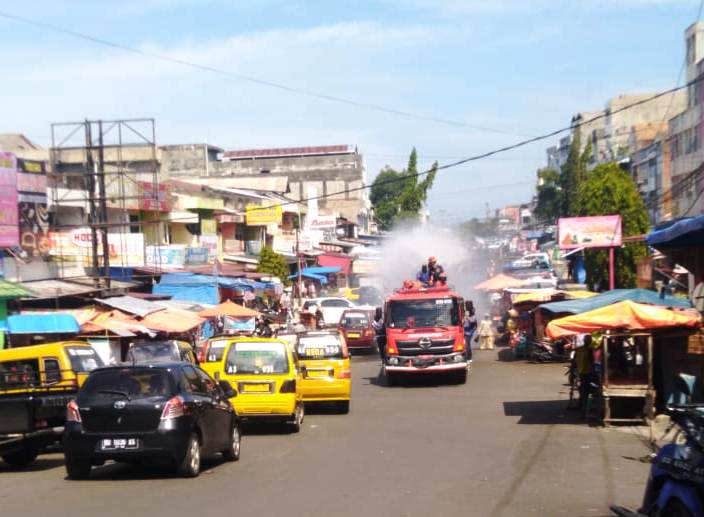 Kerahkan 2 Armada, Damkar Kota Bengkulu Kembali Semprot Disinfektan