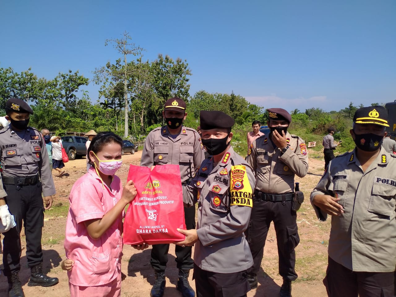 Alumni Akpol 91 Polda Bengkulu Bagikan 300 Paket Sembako di TPA