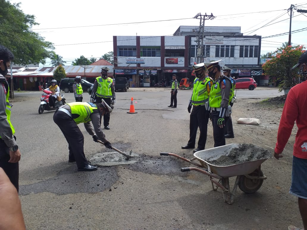 Satlantas Polres Bengkulu Utara Tambal Jalan Berlubang