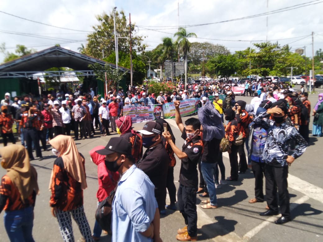 Ribuan Warga Padati Bandara Sambut Kedatangan Agusrin M Najamudin