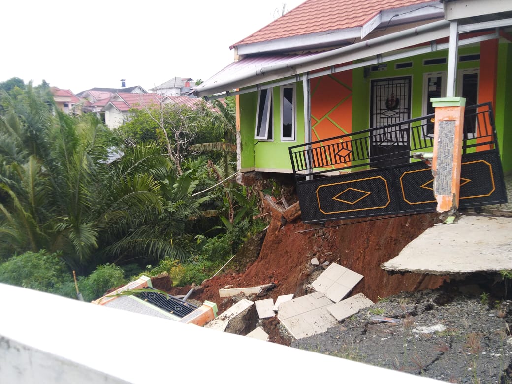 Hujan Deras, 2 Rumah di Padat Karya 11 Nyaris Amblas