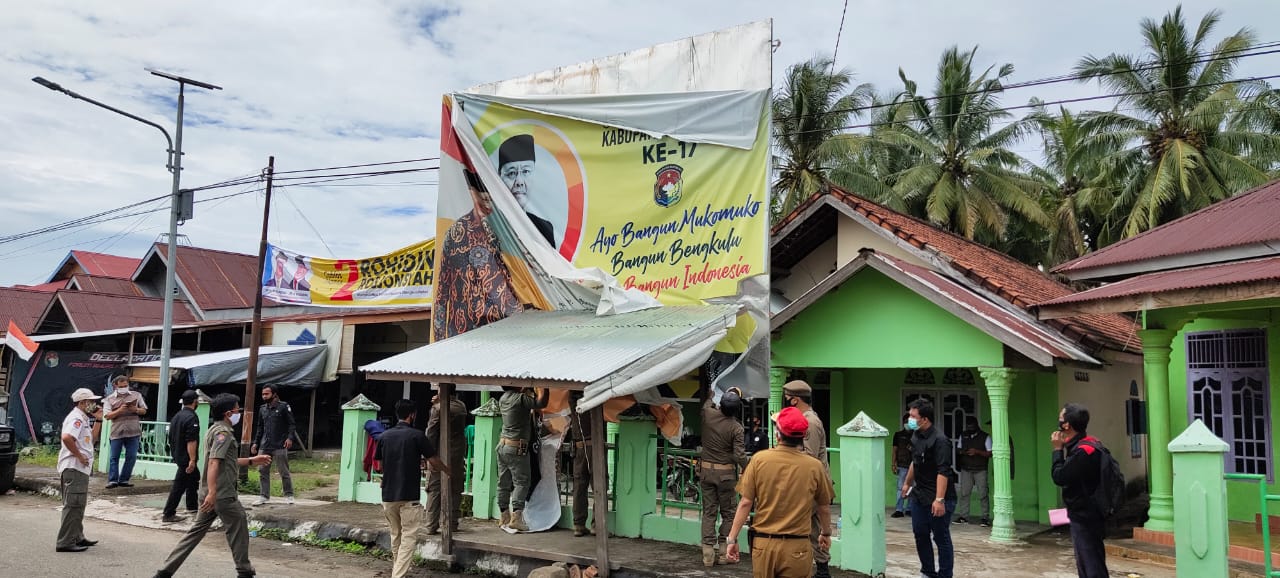 Puluhan APS dan Baliho Sosialisasi Petahana Ditertibkan