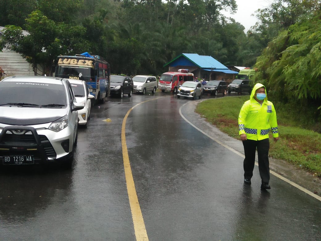 Tiang Listrik Roboh, Jalan Lintas Seluma Sempat Lumpuh