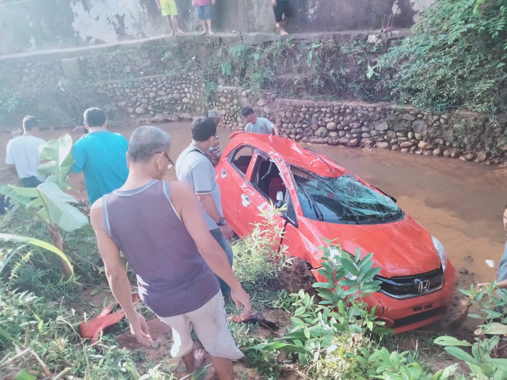 Dikendarai Anak Kembar, Mobil Milik Meri Sasdi Masuk ke Sungai