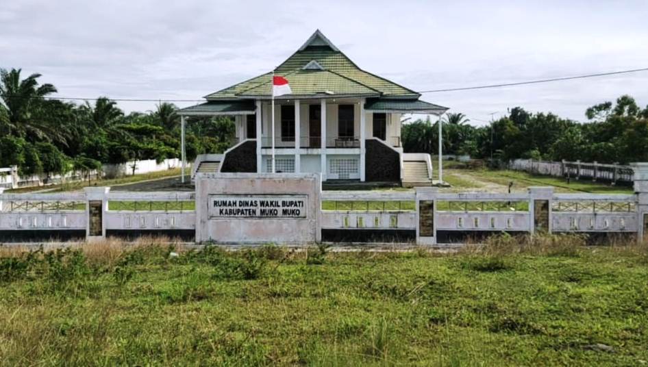 Rumah Dinas Bupati dan Wakil Bupati Mukomuko Mulai Dibersihkan