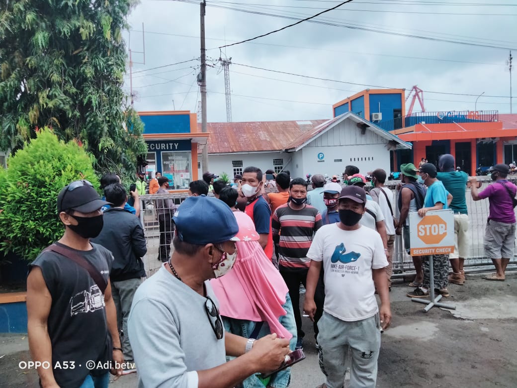 Sengketa Lahan, Papan Merek Milik PT. Pelindo Dicopot Warga