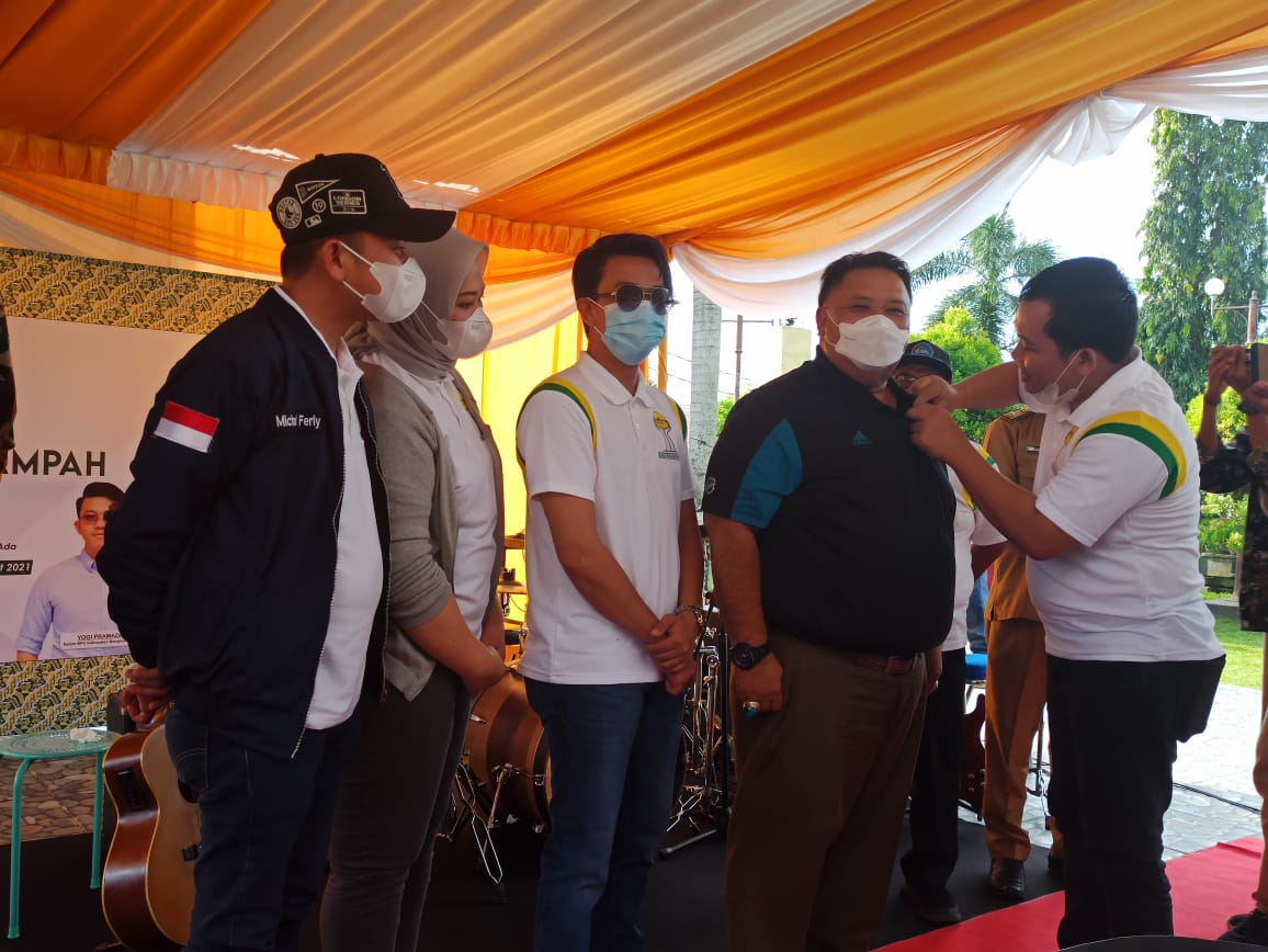 HIPMI Bengkulu Selatan Serahkan Tong Sampah dan Masker