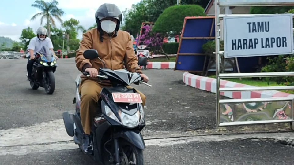 Ngantor Perdana, Erwin Pilih Naik Motor