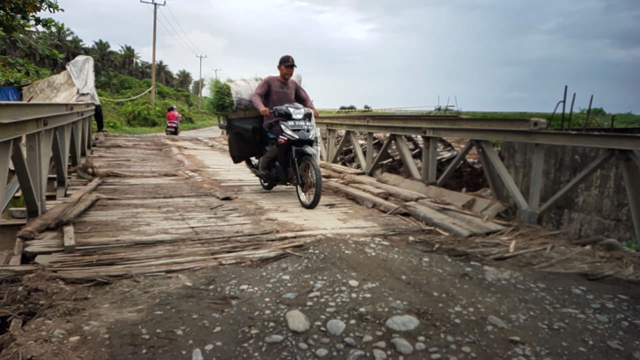 Tak Kunjung Diperbaiki Jembatan Abrasi Hampir Ambruk