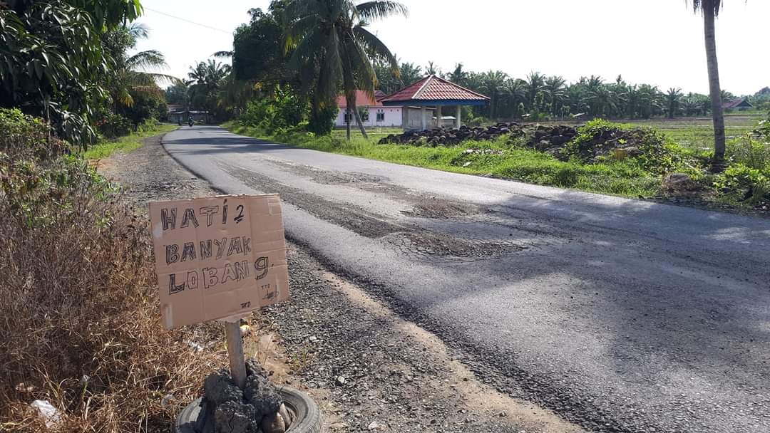 Belum Lama Diperbaiki Jalan Lintas Bengkulu-Padang Kembali Rusak