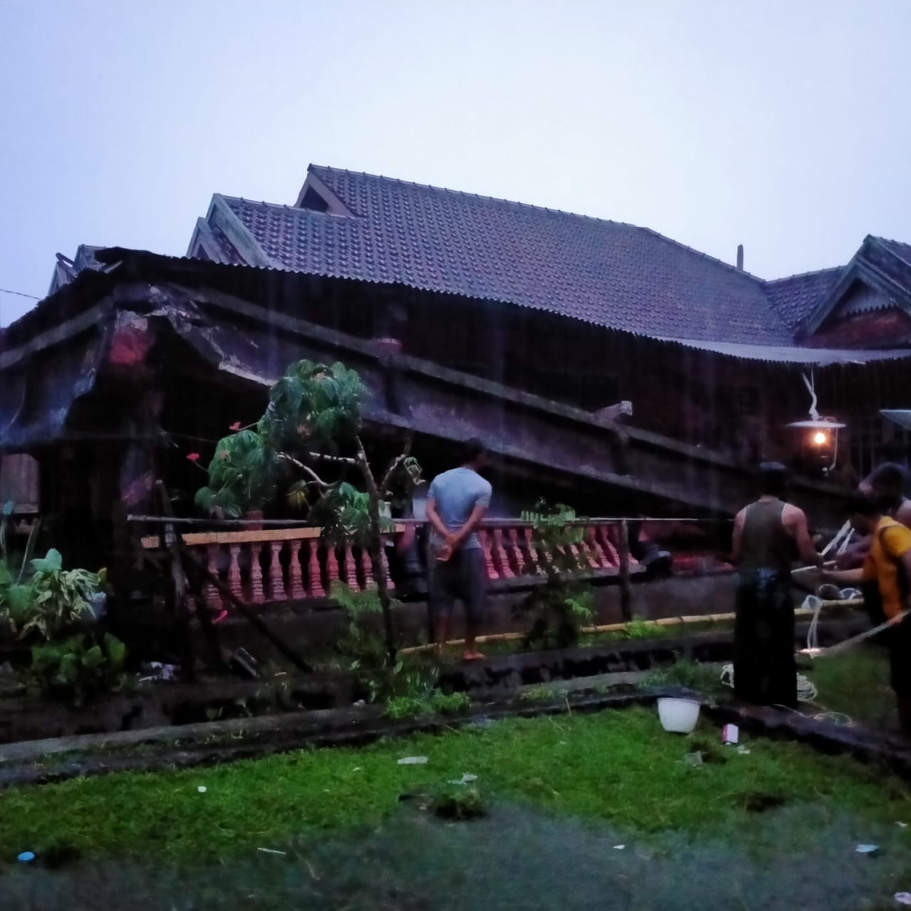 Teras Rumah Warga  Koto Jaya Ambruk