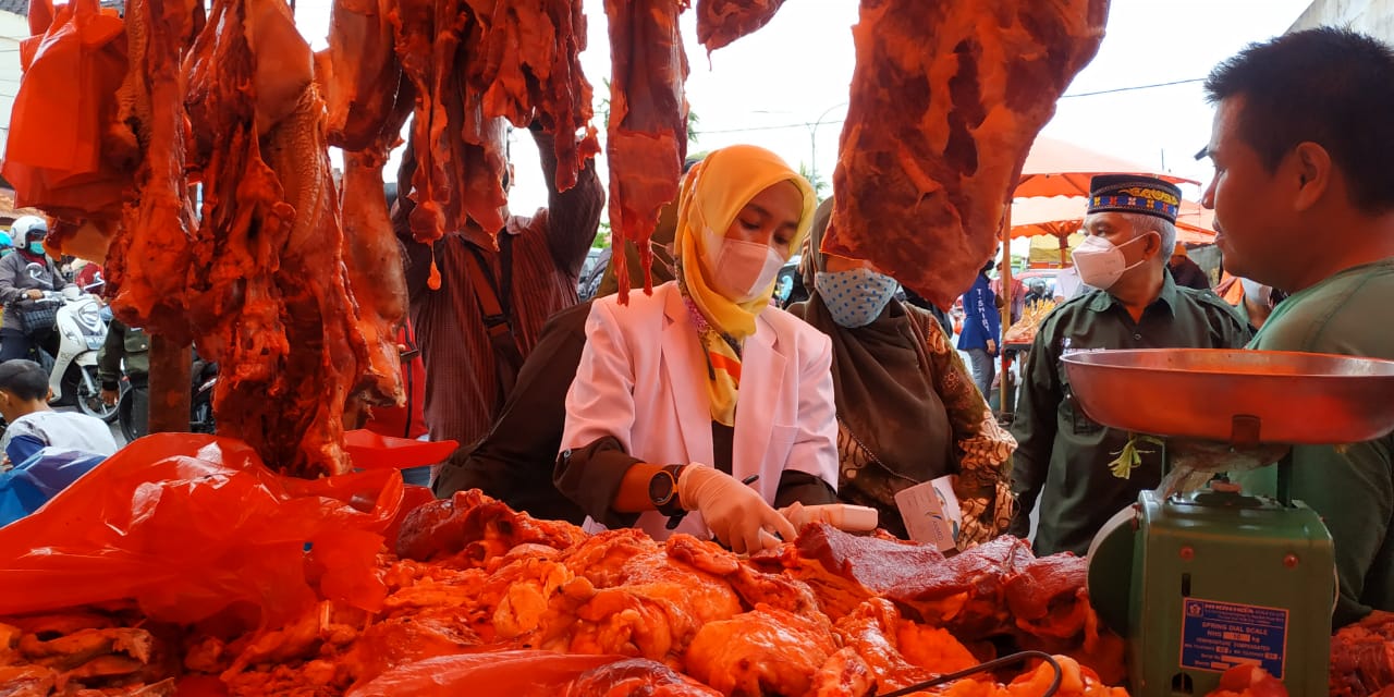 Cek Kualitas Daging, Dispangtan Temukan Cacing di Hati Sapi