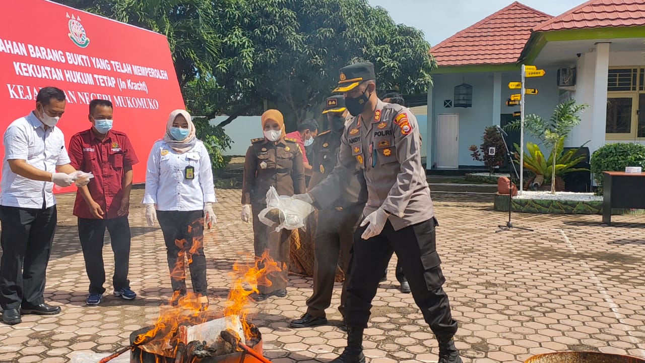 Kejari Mukomuko Musnahkan Barang Bukti 17 Perkara Pidana