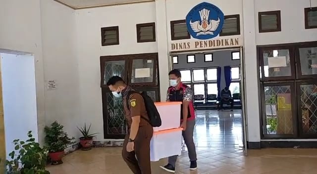 Penyidik Kejati Bengkulu Sita 2 Box Dokumen di Dispendik Seluma