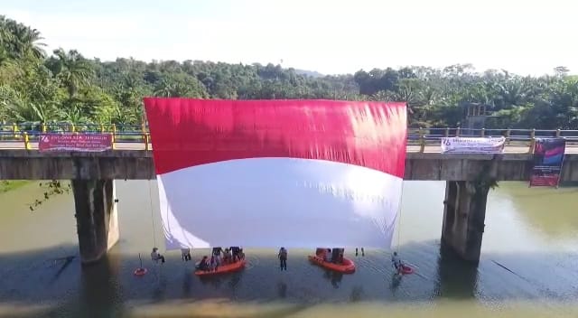 Bendera Raksasa Terbentang di Bendungan Seluma