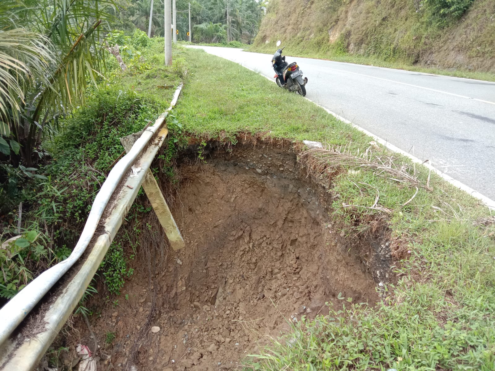 Tebing Jalan di Kaur Longsor, Ancam Keselamatan Pengendara